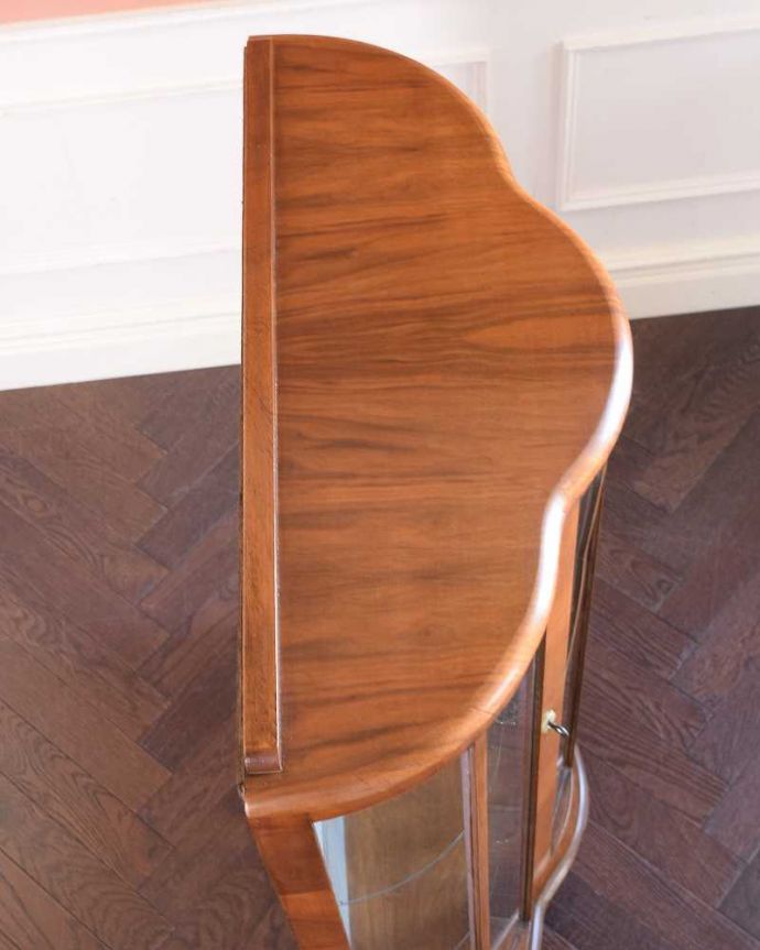 アンティークのキャビネット　アンティーク家具　イギリス輸入のウォールナット材のアンティークガラスキャビネット。上から見るとよく分かるハーフムーンの形キャビネットを上から見てみるとこんな感じの半月型。(k-2139-f)