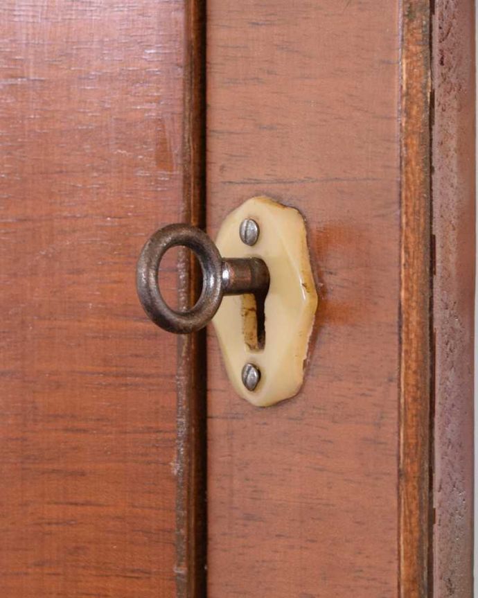 アンティークのキャビネット　アンティーク家具　イギリス輸入のウォールナット材のアンティークガラスキャビネット。開ける度にワクワク･･･ カギを使って扉を開ける度に、まるで宝箱を開けるみたいです。(k-2139-f)