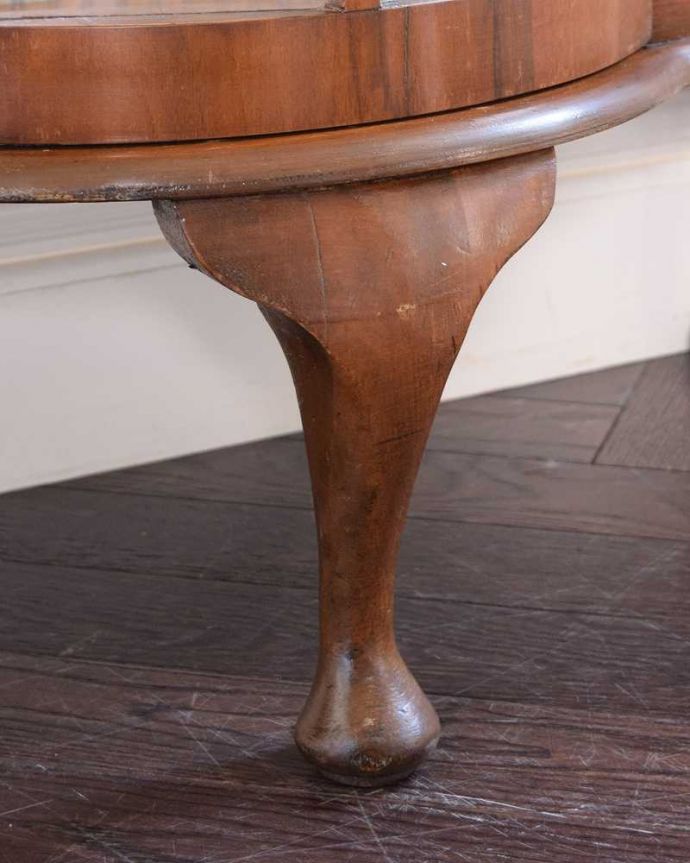 アンティークのキャビネット　アンティーク家具　イギリス輸入のウォールナット材のアンティークガラスキャビネット。女性1人でラクラク運べちゃう仕掛けHandleのアンティークは、脚の裏にフェルトキーパーをお付けしています。(k-2139-f)