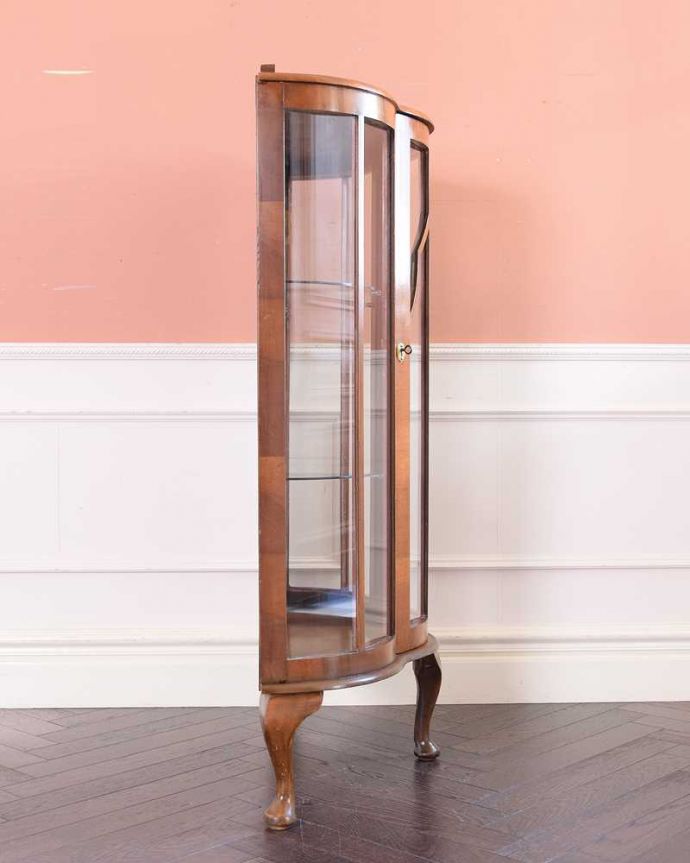 アンティークのキャビネット　アンティーク家具　イギリス輸入のウォールナット材のアンティークガラスキャビネット。180度どこからでも中が見れちゃうグルっと180度、どの角度からでも中が見れるハーフムーン型。(k-2139-f)