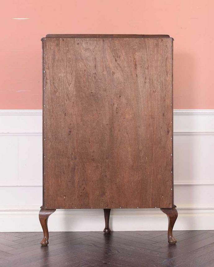 アンティークのキャビネット　アンティーク家具　イギリス輸入のウォールナット材のアンティークガラスキャビネット。もちろん後姿もキレイですアンティークは新品ではないので、もちろん経年変化によるキズはありますが、専門の職人がしっかり修復しているので後ろ姿までキレイです。(k-2139-f)