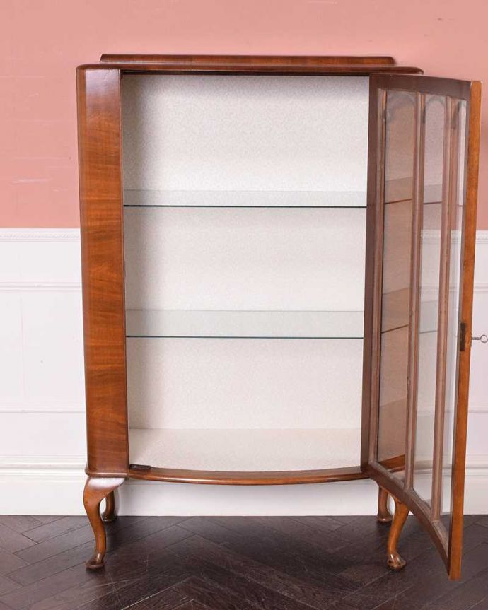 アンティークのキャビネット　アンティーク家具　英国スタイルの上品なアンティークのガラスキャビネット（ショーケース）。扉を開けると、中はこんな感じです職人が背板の生地を新しいもので張り替えてキレイに修復して仕上げました。(k-2140-f)