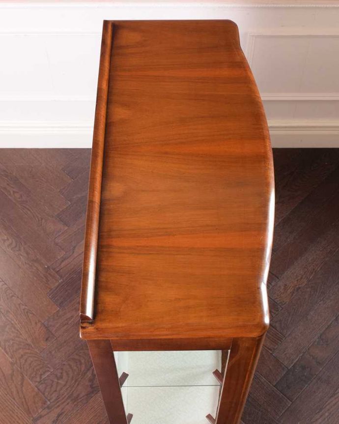 アンティークのキャビネット　アンティーク家具　英国スタイルの上品なアンティークのガラスキャビネット（ショーケース）。上から形を見てみましょうキャビネットの形はこんな感じです。(k-2140-f)