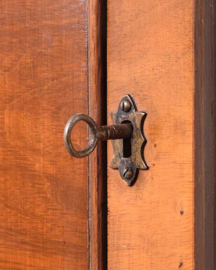 アンティークのキャビネット　アンティーク家具　英国スタイルの上品なアンティークのガラスキャビネット（ショーケース）。開ける度にワクワクアンティークらしくカギが取っ手の代わり。(k-2140-f)