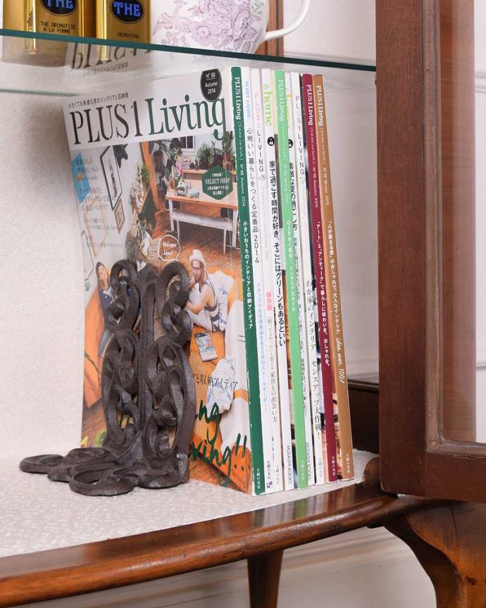 アンティークのキャビネット　アンティーク家具　英国スタイルの上品なアンティークのガラスキャビネット（ショーケース）。扉の中は収納たっぷりA4サイズの雑誌までしっかり収納出来ちゃう大きさ。(k-2140-f)