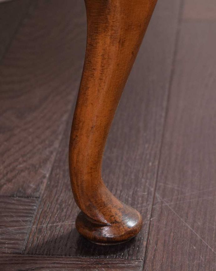 アンティークのキャビネット　アンティーク家具　英国スタイルの上品なアンティークのガラスキャビネット（ショーケース）。女性1人でラクラク運べちゃう仕掛けHandleのアンティークは、脚の裏にフェルトキーパーをお付けしています。(k-2140-f)