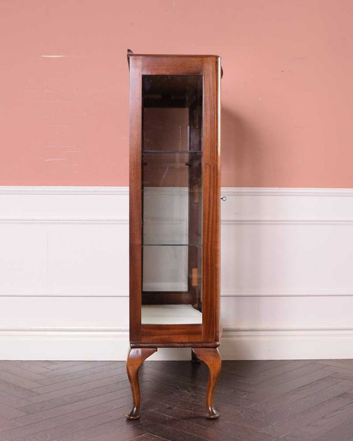 アンティークのキャビネット　アンティーク家具　英国スタイルの上品なアンティークのガラスキャビネット（ショーケース）。横から見ると･･･横面もガラス。(k-2140-f)