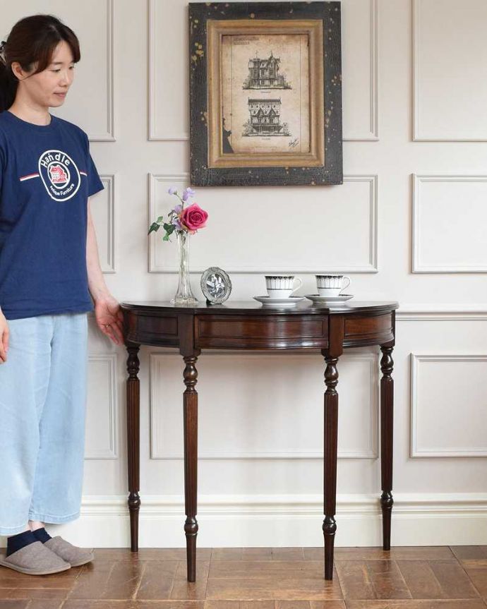 アンティークのテーブル アンティーク家具 脚の装飾が美しいマホガニー材のコンソールテーブル(引き出し付き)。壁にピタッと付けるだけで出来るおしゃれコーナーハーフムーン型のコンソールテーブルは見せる場所を作ってくれる最強のアンティーク家具。(k-2142-f)