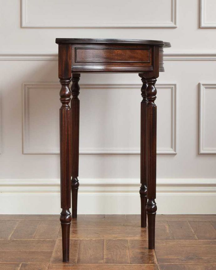 アンティークのテーブル アンティーク家具 脚の装飾が美しいマホガニー材のコンソールテーブル(引き出し付き)。グルッと180度。(k-2142-f)