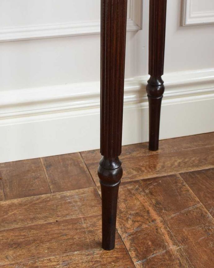 アンティークのテーブル アンティーク家具 脚の装飾が美しいマホガニー材のコンソールテーブル(引き出し付き)。持ち上げなくても移動できます!Handleのアンティークは、脚の裏にフェルトキーパーをお付けしていますので、床を滑らせてれば女性1人でも移動が簡単です。(k-2142-f)