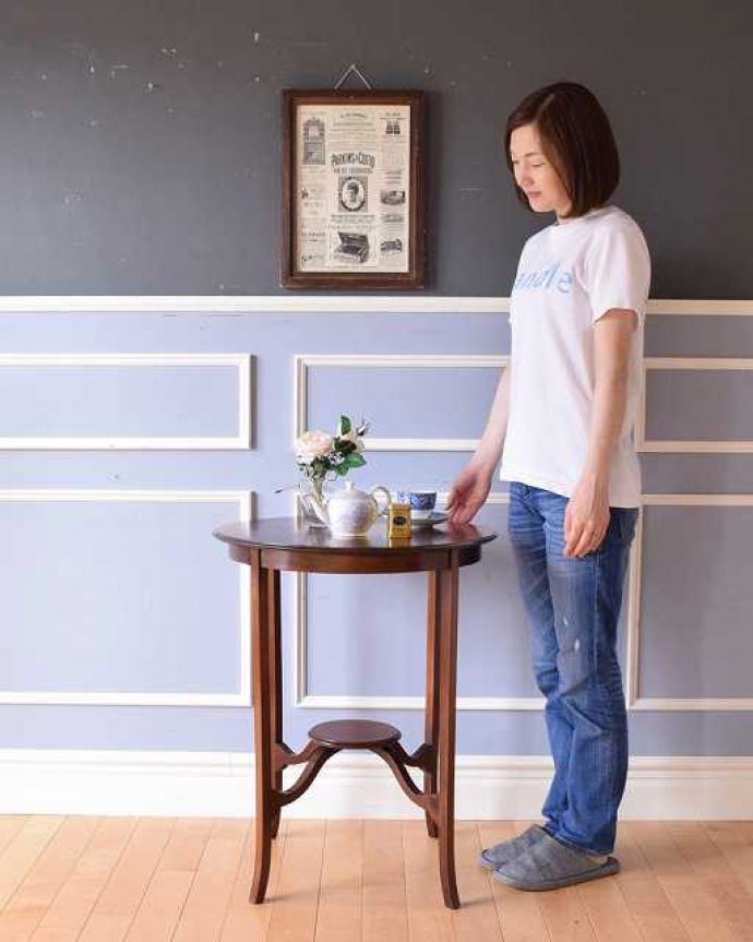 アンティークのオケージョナルテーブル