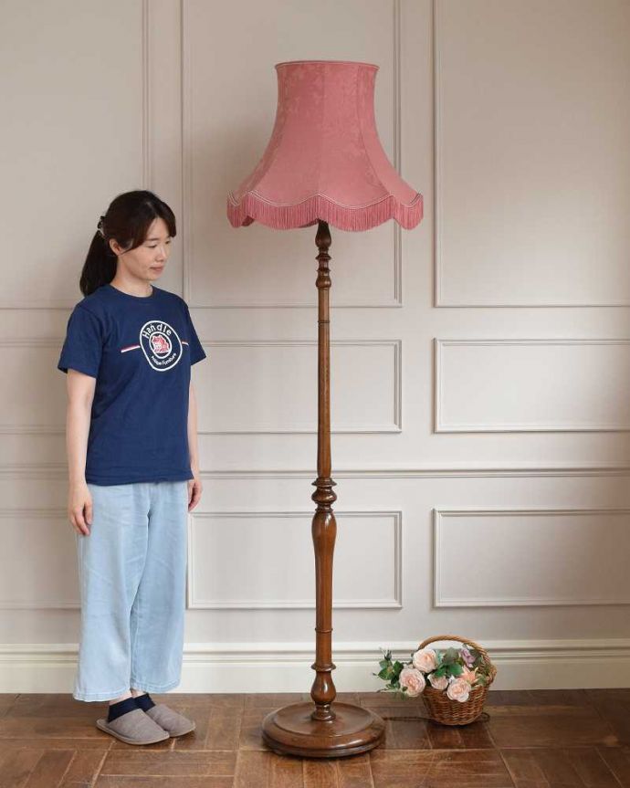 スタンドライト　照明・ライティング　英国輸入のスタンドライト、華やかなシェード付きのアンティークフロアランプ（Ｂ22シャンデリア球付）。。(k-2144-f)