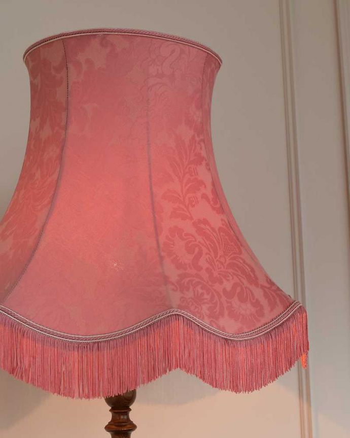 スタンドライト　照明・ライティング　英国輸入のスタンドライト、華やかなシェード付きのアンティークフロアランプ（Ｂ22シャンデリア球付）。。(k-2144-f)