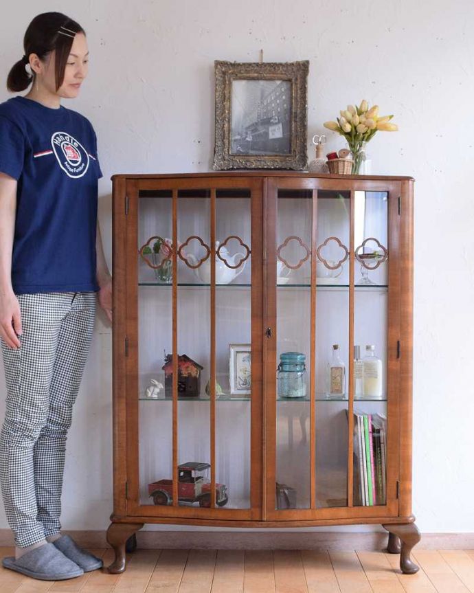アンティークのキャビネット　アンティーク家具　イギリス輸入のアンティーク家具、木の装飾が可愛いガラスキャビネット（ショーケース）。おススメNo.1のアンティーク家具もともとチャイナキャビネットとして陶器を見せながら収納するために造られたガラスの扉のキャビネット。(k-2145-f)