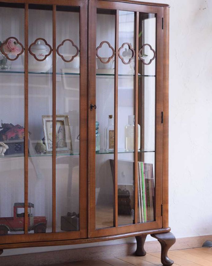アンティークのキャビネット　アンティーク家具　イギリス輸入のアンティーク家具、木の装飾が可愛いガラスキャビネット（ショーケース）。ガラス越しに見るお気に入りの美しさ…光をたっぷり取り入れてくれるガラス扉と棚板。(k-2145-f)