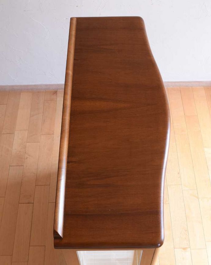 アンティークのキャビネット　アンティーク家具　イギリス輸入のアンティーク家具、木の装飾が可愛いガラスキャビネット（ショーケース）。こんな形のキャビネットです。(k-2145-f)