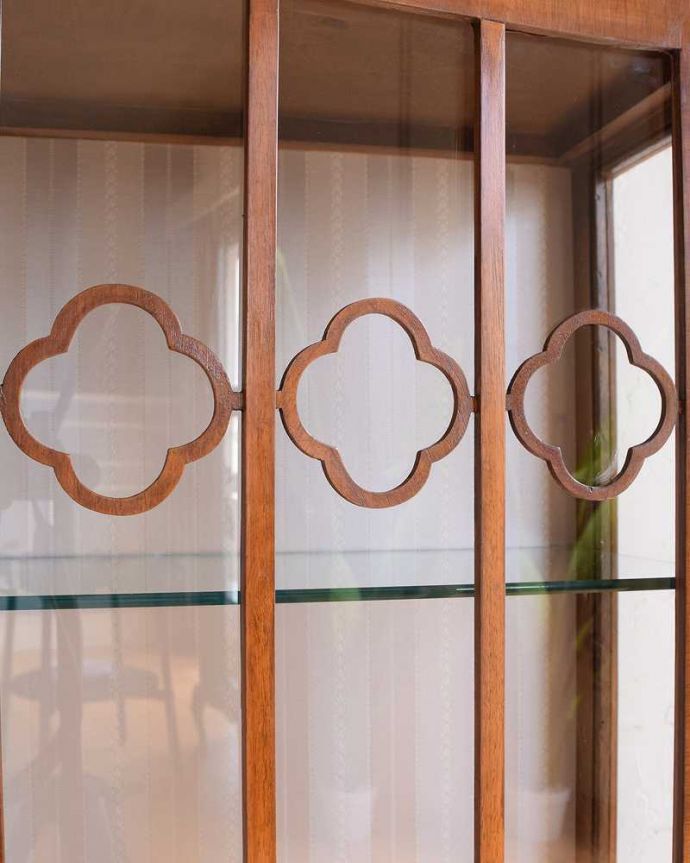 アンティークのキャビネット　アンティーク家具　イギリス輸入のアンティーク家具、木の装飾が可愛いガラスキャビネット（ショーケース）。美しい装飾にうっとり…ガラス面の装飾が上品なアクセントに。(k-2145-f)