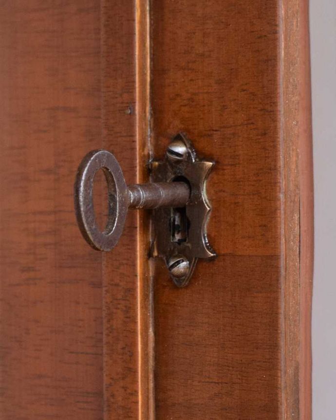 アンティークのキャビネット　アンティーク家具　イギリス輸入のアンティーク家具、木の装飾が可愛いガラスキャビネット（ショーケース）。アンティークらしい取っ手カギを使って扉を開ける度に、まるで宝箱を開けるみたいです。(k-2145-f)