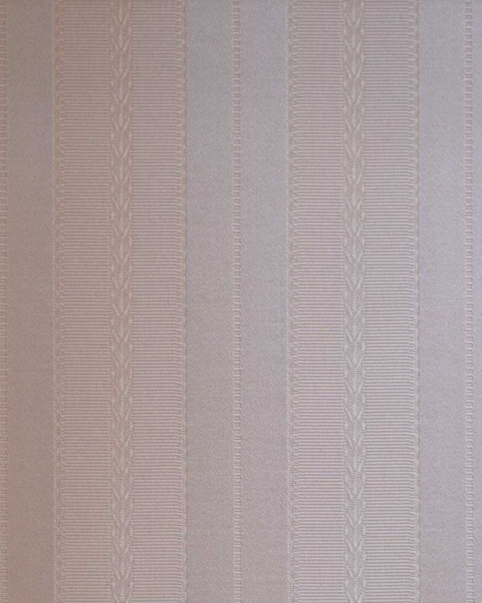 アンティークのキャビネット　アンティーク家具　イギリス輸入のアンティーク家具、木の装飾が可愛いガラスキャビネット（ショーケース）。新しい生地で張り替えましたキャビネットの表情に合わせて新しい背板の生地を選びました。(k-2145-f)