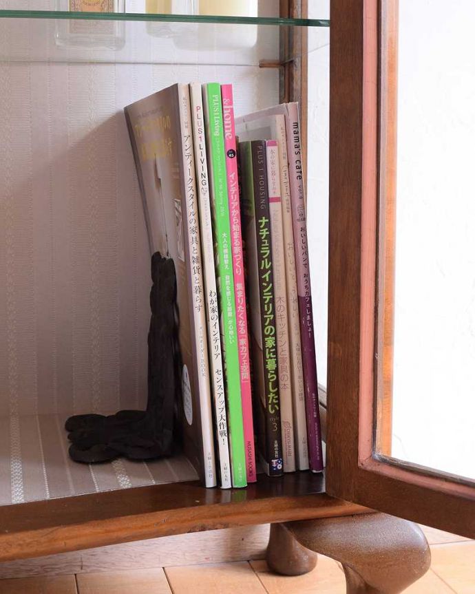 アンティークのキャビネット　アンティーク家具　イギリス輸入のアンティーク家具、木の装飾が可愛いガラスキャビネット（ショーケース）。扉の中は収納たっぷりA4サイズの雑誌までしっかり収納出来ちゃう大きさ。(k-2145-f)