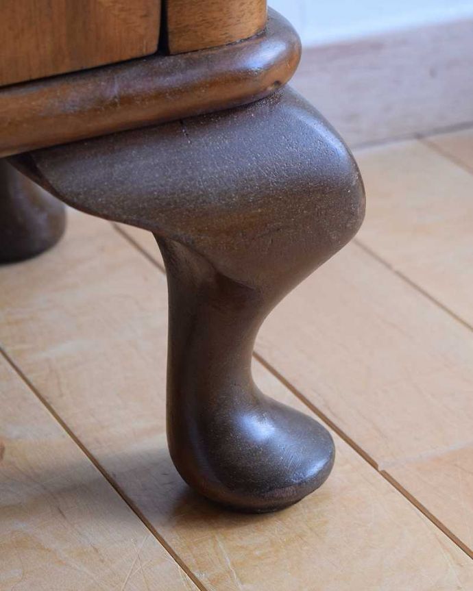 アンティークのキャビネット　アンティーク家具　イギリス輸入のアンティーク家具、木の装飾が可愛いガラスキャビネット（ショーケース）。女性１人でもラクラク運べちゃうんですHandleのアンティークは脚の裏にフェルトキーパーをお付けしています。(k-2145-f)