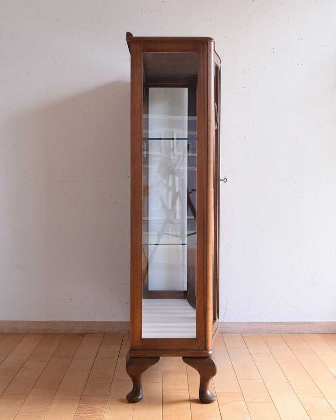 アンティークのキャビネット　アンティーク家具　イギリス輸入のアンティーク家具、木の装飾が可愛いガラスキャビネット（ショーケース）。横から見てもステキ横から見るとこんな感じ。(k-2145-f)