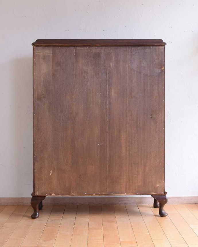 アンティークのキャビネット　アンティーク家具　イギリス輸入のアンティーク家具、木の装飾が可愛いガラスキャビネット（ショーケース）。実は後ろから見てもキレイなんです。(k-2145-f)