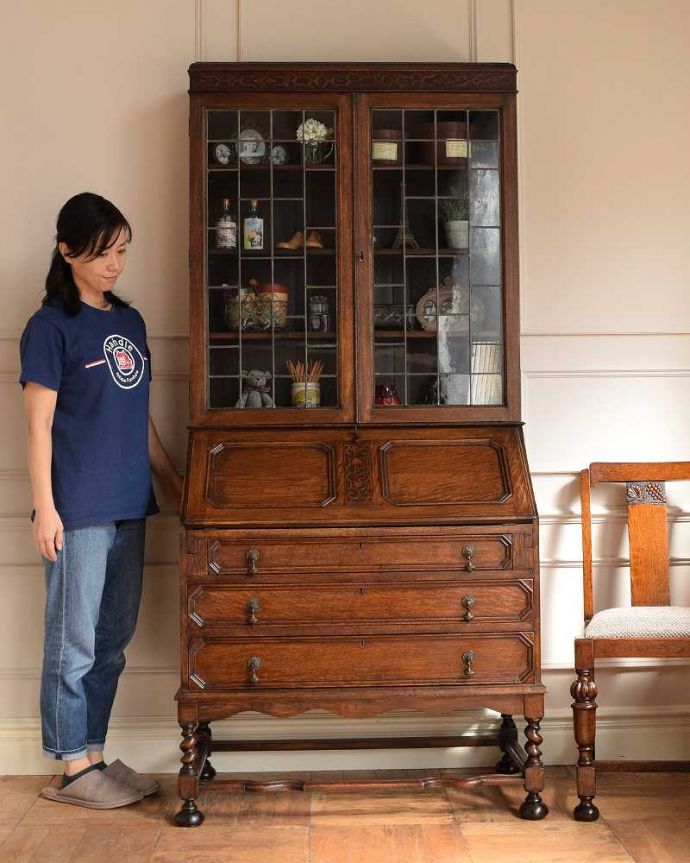 ビューロー アンティーク家具 本棚とデスクが一つになった機能的な家具、アンティークビューローブックケース。1つで3役こなしちゃう贅沢な家具見た目はガラスキャビネットなのに、デスクとチェストの機能も備えたビューローブックケース。(k-2146-f)