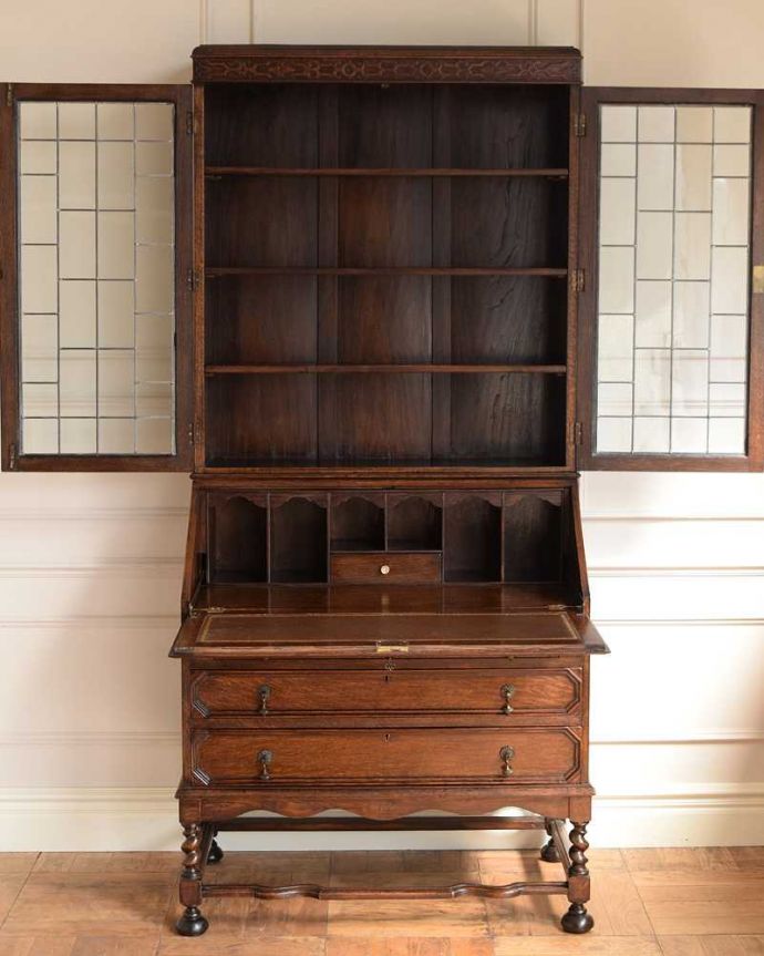 ビューロー アンティーク家具 本棚とデスクが一つになった機能的な家具、アンティークビューローブックケース。美しいガラス扉の中身は・・・専門の職人がしっかり修復したので、扉の中もこんな感じでキレイです。(k-2146-f)