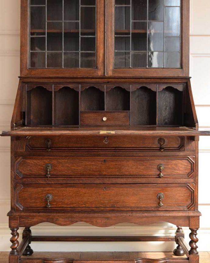 ビューロー アンティーク家具 本棚とデスクが一つになった機能的な家具、アンティークビューローブックケース。お片付け上手のヒミツ扉の中身はこんなに細かく仕切られています。(k-2146-f)