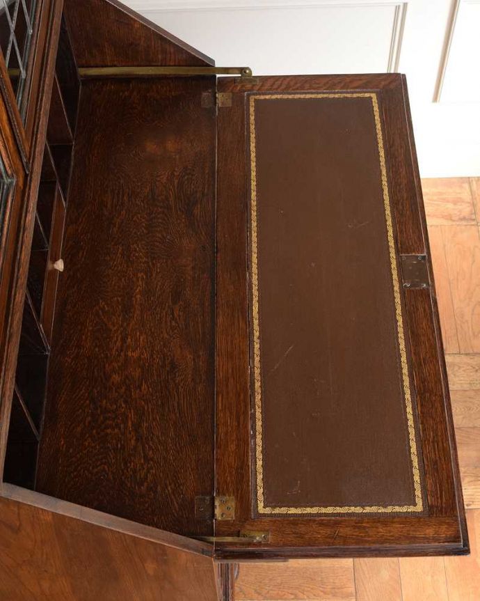 ビューロー アンティーク家具 本棚とデスクが一つになった機能的な家具、アンティークビューローブックケース。デスクの天板を上から見ると・・・やっぱりデスクは天板部分が気になるから、専門の職人が古い塗装を剥離してピッカピカに修復しました。(k-2146-f)