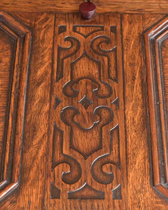 ビューロー アンティーク家具 本棚とデスクが一つになった機能的な家具、アンティークビューローブックケース。惚れ惚れしちゃう美しさこんなに堅い無垢材に一体どうやって彫ったんだろう?と不思議になるくらい細かい彫にうっとりです。(k-2146-f)