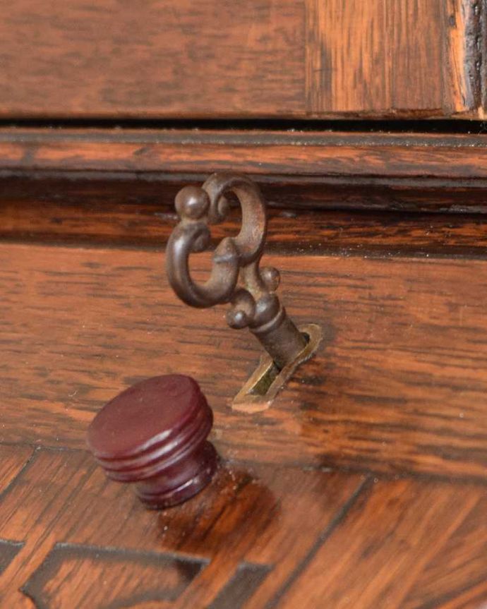 ビューロー アンティーク家具 本棚とデスクが一つになった機能的な家具、アンティークビューローブックケース。アンティークらしいデザインこんな場所にも凝ったデザイン。(k-2146-f)