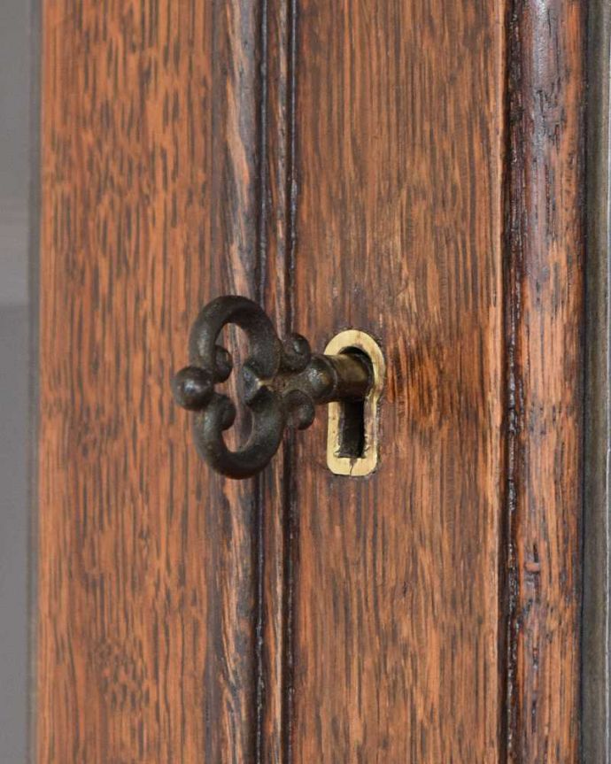 ビューロー アンティーク家具 本棚とデスクが一つになった機能的な家具、アンティークビューローブックケース。鍵を使って開けて下さいおとぎ話から出てきたような可愛いアンティークの鍵で開け閉め出来ます。(k-2146-f)