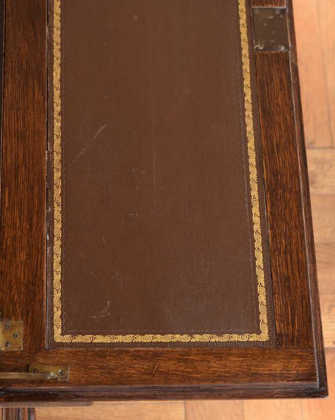 ビューロー アンティーク家具 本棚とデスクが一つになった機能的な家具、アンティークビューローブックケース。天板部分もキレイですやっぱりデスクの天板部分は気になるポイント。(k-2146-f)