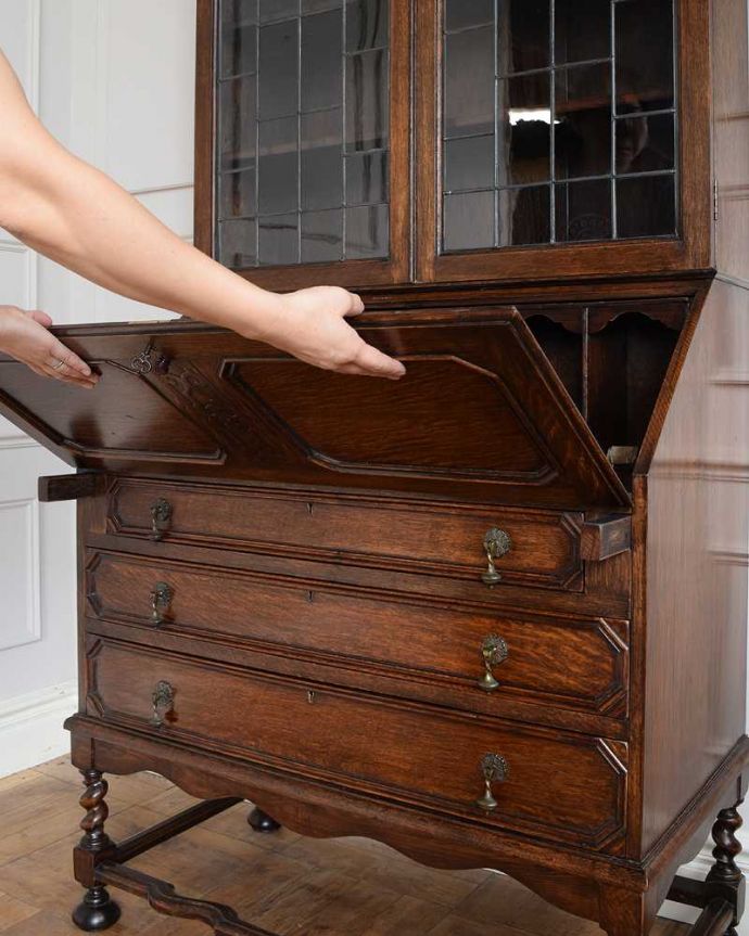 ビューロー アンティーク家具 本棚とデスクが一つになった機能的な家具、アンティークビューローブックケース。あっという間にデスクに変身扉を前に倒すだけで、あっという間にデスクが登場!どんな場所にも似合う「魅せるデスク」です。(k-2146-f)