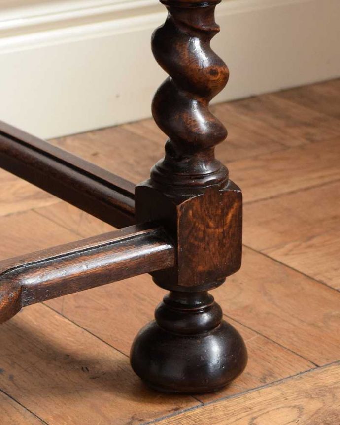 ビューロー アンティーク家具 本棚とデスクが一つになった機能的な家具、アンティークビューローブックケース。女性でも運べちゃう理由は・・・Handleのアンティークは、脚の裏にフェルトキーパーをお付けしていますので、重い家具でも床を滑らせれて移動する事が出来ます。(k-2146-f)