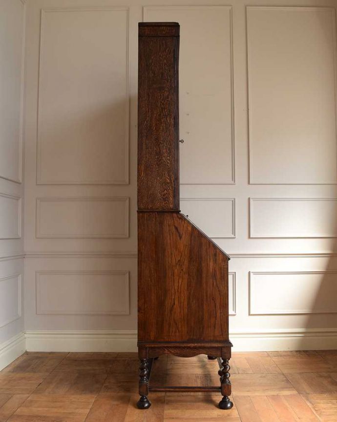 ビューロー アンティーク家具 本棚とデスクが一つになった機能的な家具、アンティークビューローブックケース。横から見た姿もステキ横から見てみるとこんな感じです。(k-2146-f)