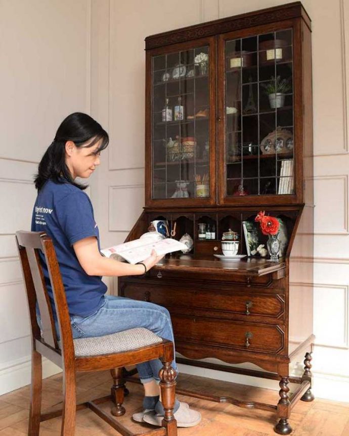 ビューロー アンティーク家具 本棚とデスクが一つになった機能的な家具、アンティークビューローブックケース。あっという間に自分だけの贅沢デスク扉を前に倒すとデスクが登場。(k-2146-f)