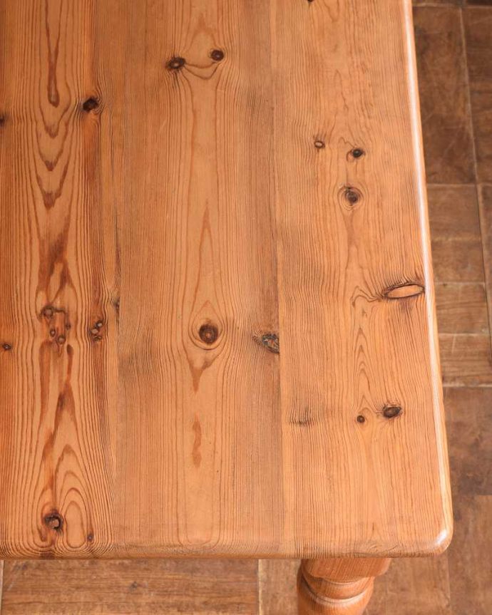 アンティークのテーブル　アンティーク家具　イギリス輸入のアンティーク家具、脚の彫りが可愛いパイン材のダイニングテーブル。オールドパイン材だけが持つ･･･なんとも言えずあたたかい雰囲気。(k-2147-f)