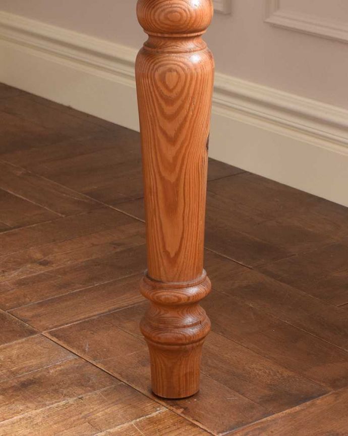 アンティークのテーブル　アンティーク家具　イギリス輸入のアンティーク家具、脚の彫りが可愛いパイン材のダイニングテーブル。持ち上げなくても移動できます！Handleのアンティークは、脚の裏にフェルトキーパーをお付けしていますので、床を滑らせて簡単に移動が出来ます。(k-2147-f)