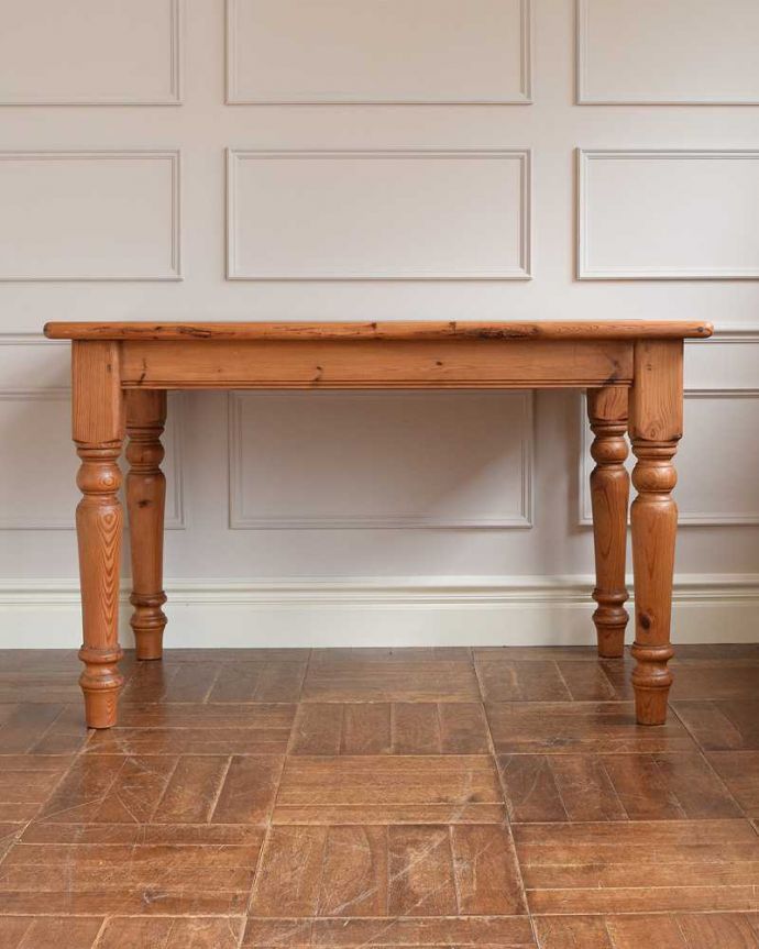 アンティークのテーブル　アンティーク家具　イギリス輸入のアンティーク家具、脚の彫りが可愛いパイン材のダイニングテーブル。こっち側もキレイです！アンティークは新品ではないので経年変化によるキズはありますが、専門の職人がしっかり修復したので360度どの角度から見てもキレイです。(k-2147-f)