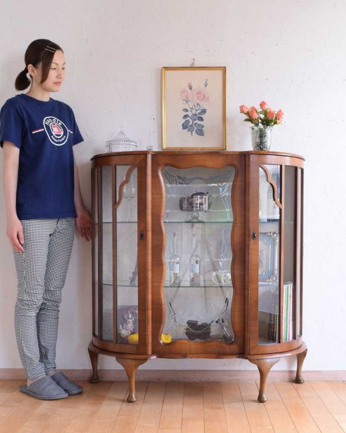 アンティークのキャビネット　アンティーク家具　英国輸入のキラッと輝くシルバーの装飾が美しいアンティークガラスキャビネット。キラキラな毎日が過ごせるガラスのキャビネットガラス面に描かれたキラキラの絵が美しいガラスのキャビネット。(k-2148-f)