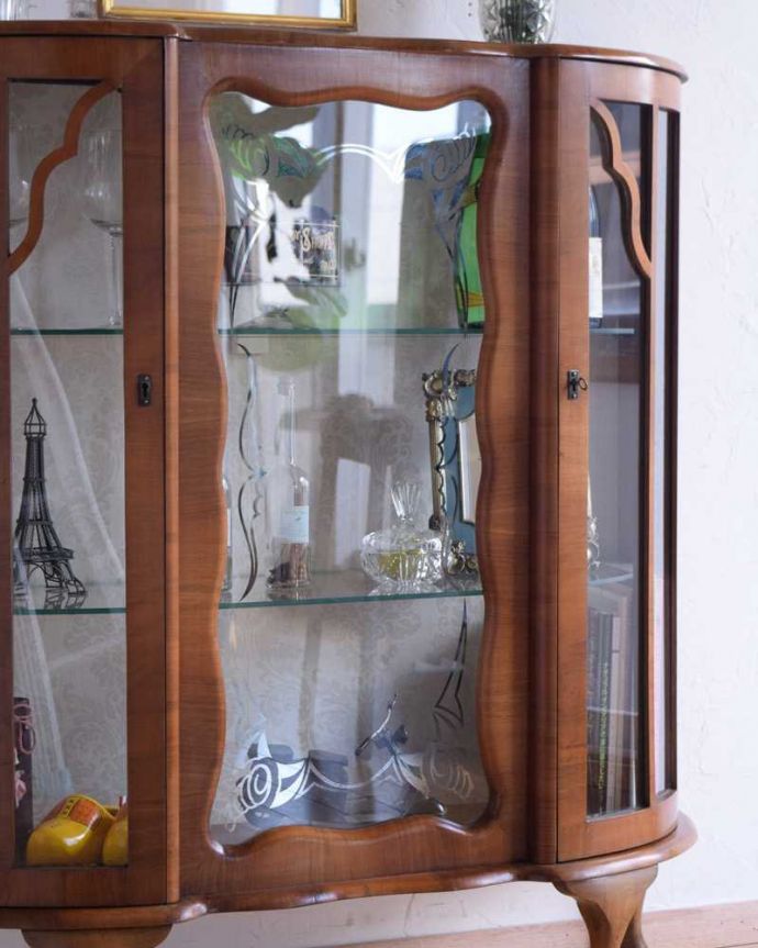 アンティークのキャビネット　アンティーク家具　英国輸入のキラッと輝くシルバーの装飾が美しいアンティークガラスキャビネット。ガラスに描かれたキラキラ輝く絵キラキラに輝く絵が描かれたガラス扉越しに中をのぞくと、中に入れたものが全部が宝物に見えてきます。(k-2148-f)