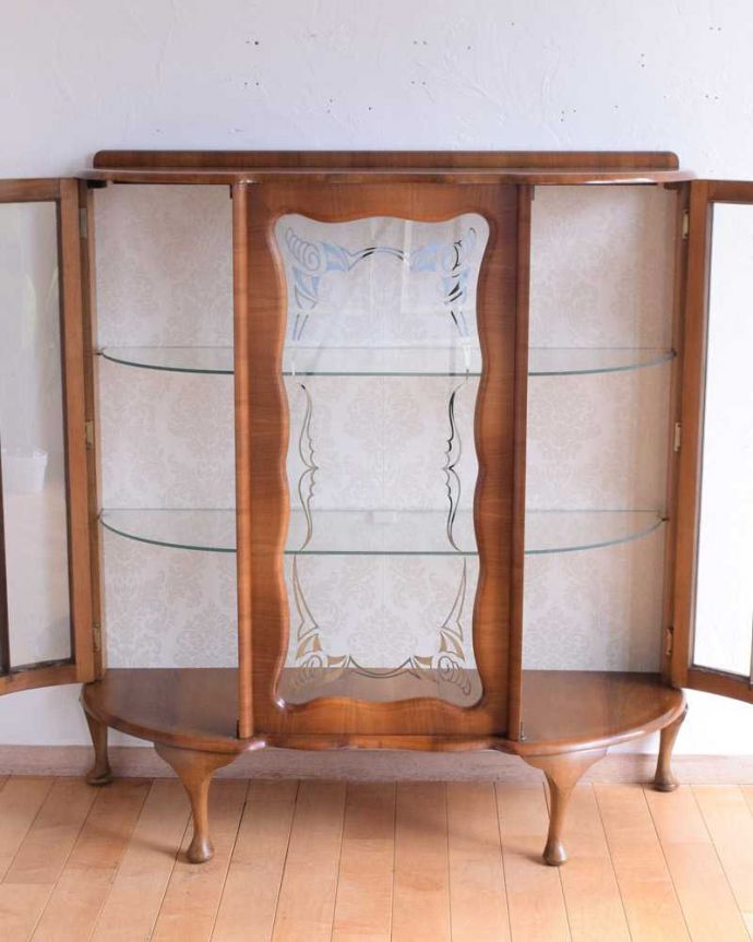 アンティークのキャビネット　アンティーク家具　英国輸入のキラッと輝くシルバーの装飾が美しいアンティークガラスキャビネット。扉を開けて中を見てみると…背板は新しい生地に張り替えました。(k-2148-f)