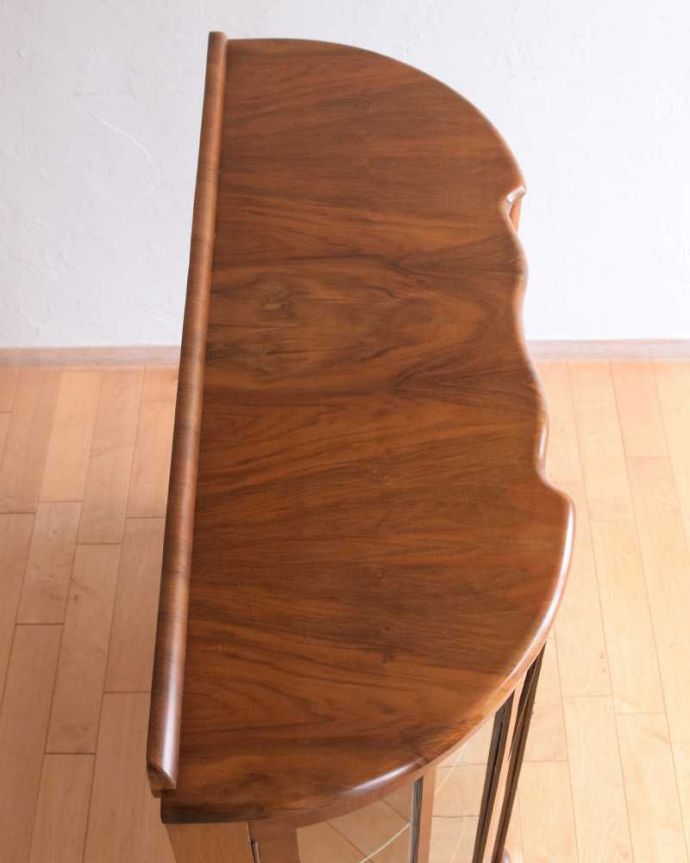 アンティークのキャビネット　アンティーク家具　英国輸入のキラッと輝くシルバーの装飾が美しいアンティークガラスキャビネット。こんな形をしたキャビネットです。(k-2148-f)