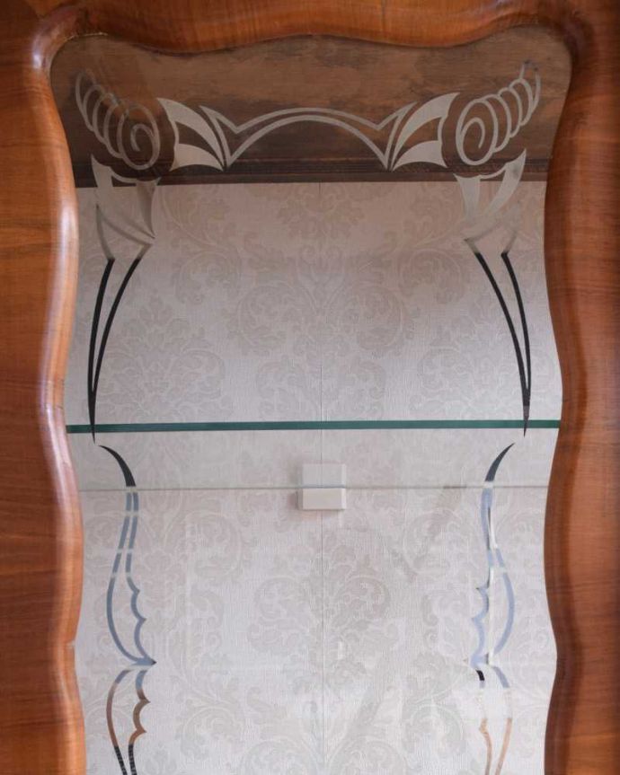 アンティークのキャビネット　アンティーク家具　英国輸入のキラッと輝くシルバーの装飾が美しいアンティークガラスキャビネット。キレイに残っていてくれましたガラスに描かれている絵は剥がれているものが多いんだけれど、この子はしっかりキレイに残っていてくれました。(k-2148-f)