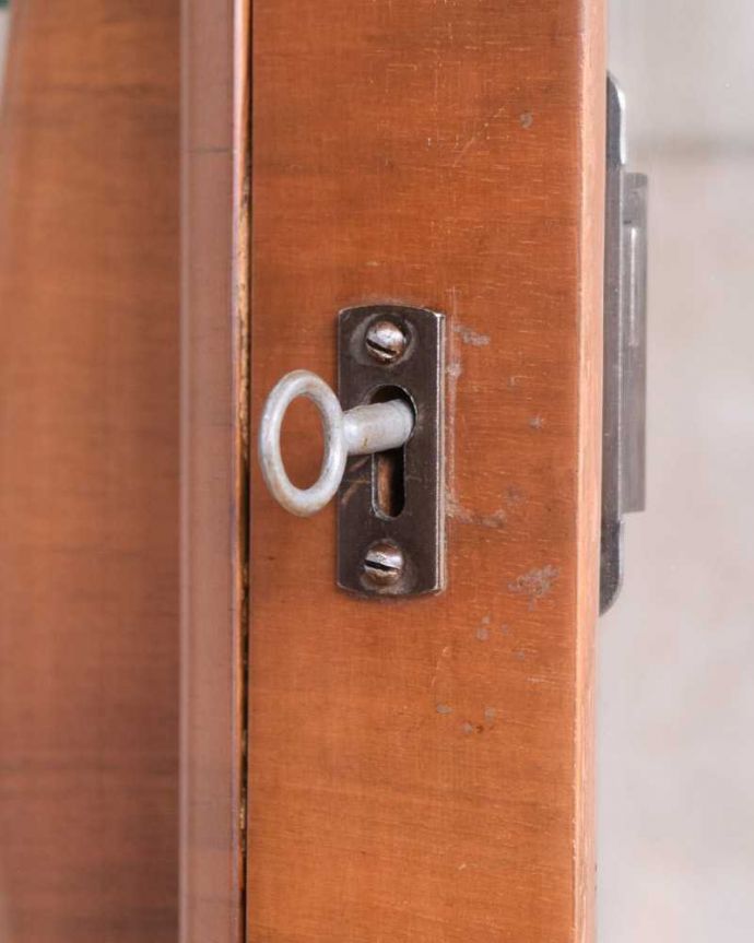 アンティークのキャビネット　アンティーク家具　英国輸入のキラッと輝くシルバーの装飾が美しいアンティークガラスキャビネット。開ける度にワクワクする取っ手鍵が取っ手になっているので、中を開ける度にまるで宝箱を開ける気分です。(k-2148-f)