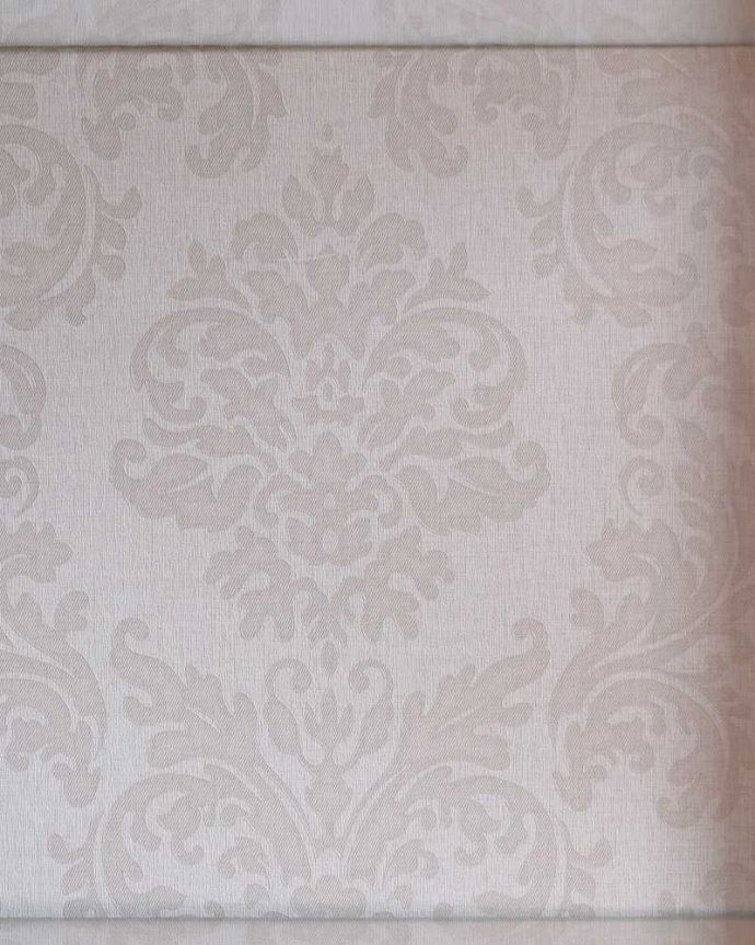 アンティークのキャビネット　アンティーク家具　英国輸入のキラッと輝くシルバーの装飾が美しいアンティークガラスキャビネット。新しく貼り替えましたキャビネットに似合う生地を選んで張り替えた背板。(k-2148-f)