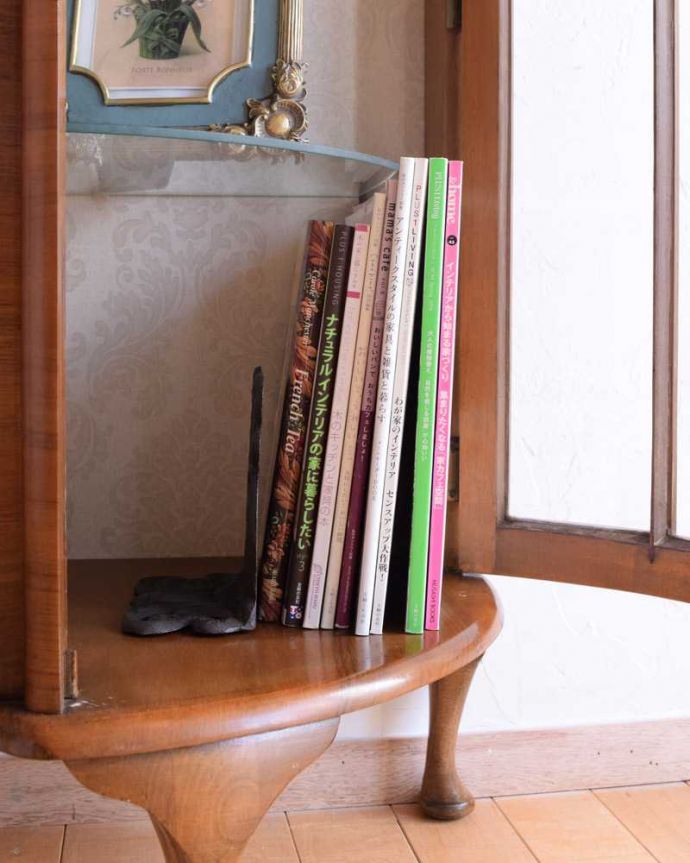 アンティークのキャビネット　アンティーク家具　英国輸入のキラッと輝くシルバーの装飾が美しいアンティークガラスキャビネット。扉の中は収納たっぷりA4サイズの雑誌までしっかり収納出来ちゃう大きさ。(k-2148-f)